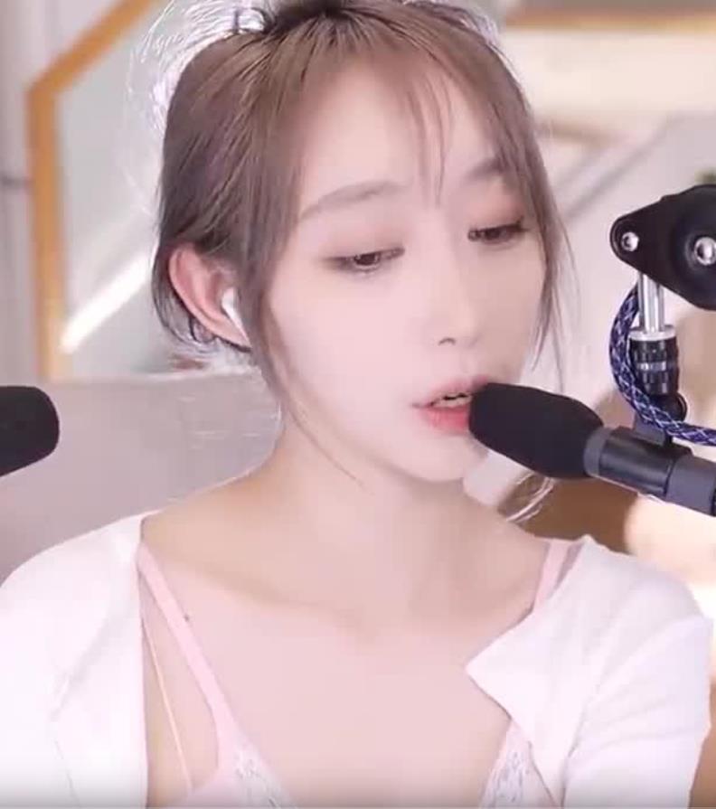 07084133.jpg ASMR 舒服的耳边吹气,头部按摩周童潼